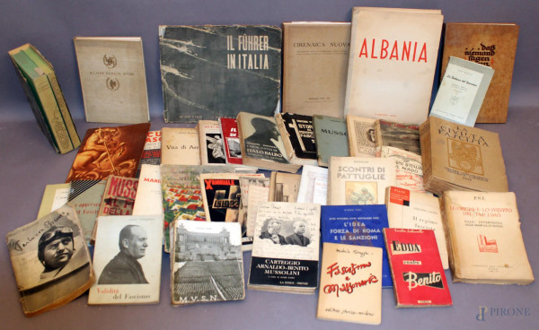 Lotto di libri riguardanti il Fascismo e il Colonialismo.