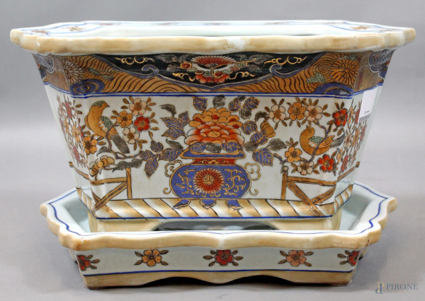 Portavaso in ceramica, con decori policromi raffiguranti vasi di fiori e volatili, cm. 24x42x29, arte orientale, XX secolo.