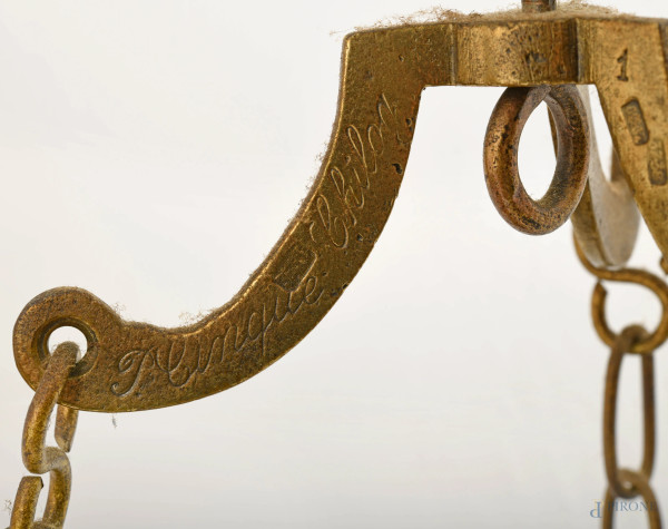 Grande bilancia a due piatti, uno in ottone e l'altro in vetro dal profilo mosso. Struttura compo...