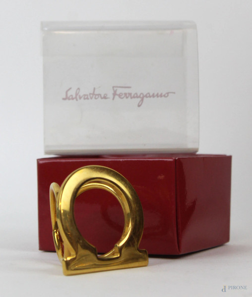 Salvatore Ferragamo, anello ferma foulard in metallo dorato,  cm 4x4, entro scatolina originale.