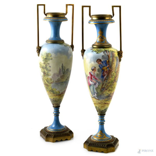 Coppia di vasi in porcellana Sevres con elementi in bronzo dorato decorati in policromia con scene galanti, XIX-XX secolo, altezza cm 43,5, (segni di usura)
