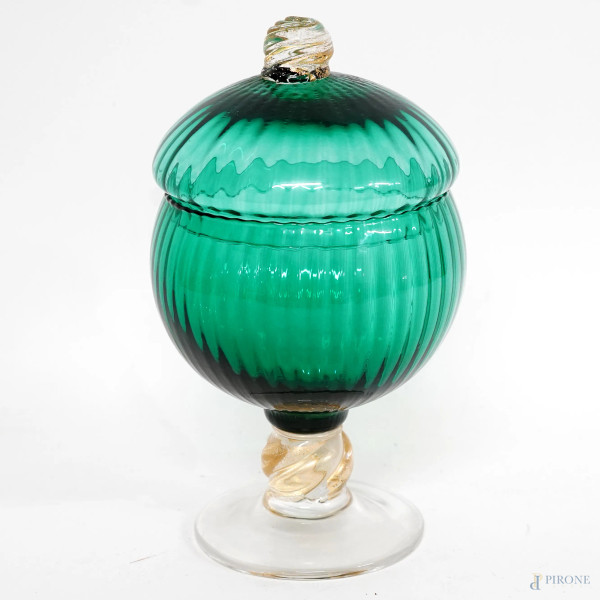 Porta bon bon in vetro verde con decori intagliati a spicchio, presa dorata spiraliforme, XX secolo, altezza cm 25