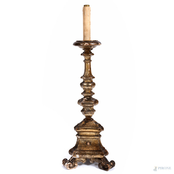 Torciere in legno intagliato e dorato, XIX-XX secolo, altezza cm  77(segni di usura, scalfiture, difetti, rotture, cadute di doratura)
