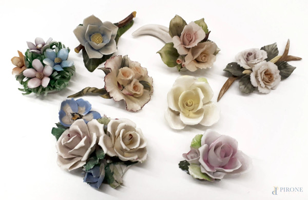 Lotto composto da otto composizioni floreali in porcellana policroma di Capodimonte, solo due presentano delle mancanze