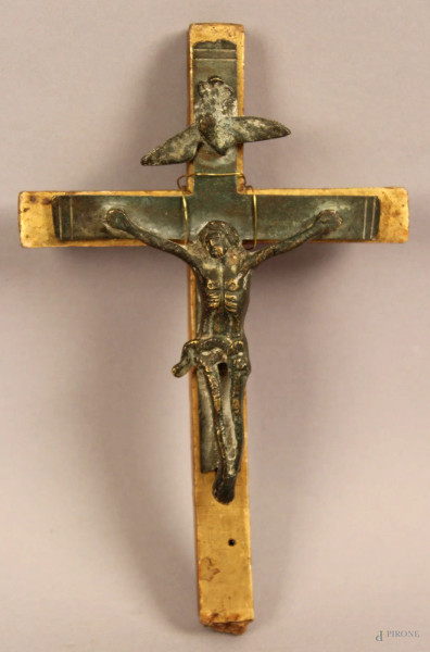 Crocifisso con Spirito Santo, bronzo poggiante su croce in legno, XVIII secolo.
