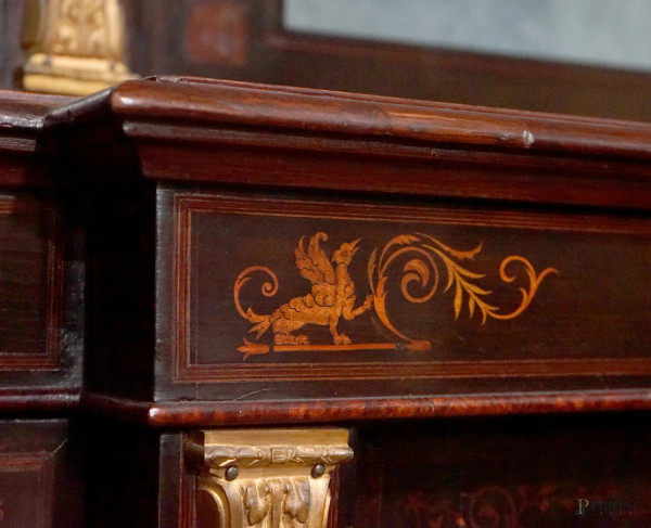 Bookcase in mogano, XX secolo, doppio corpo con tre ante a vetri nella parte superiore e tre spor...