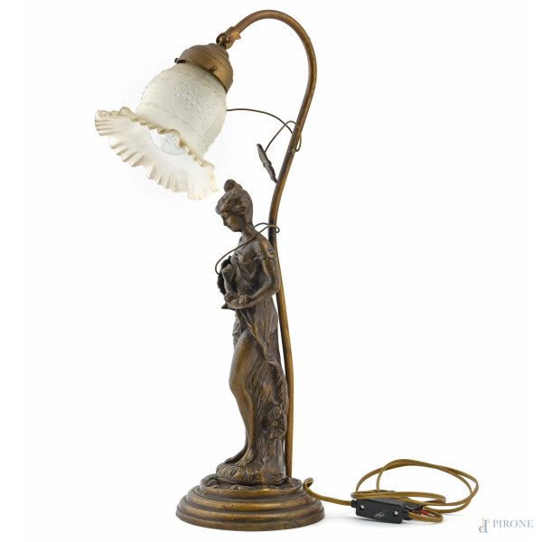 Lampada da tavolo con struttura in bronzo a guisa di figura femminile e tralci di vite, XX secolo, altezza cm 56, (segni di usura, da revisionare)