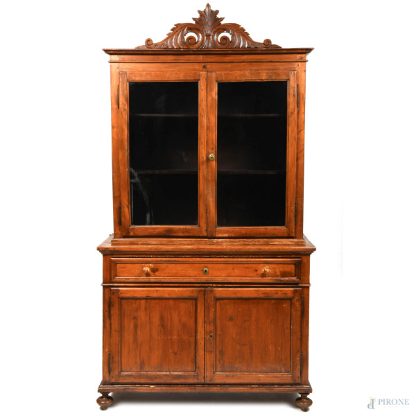 Credenza a doppio corpo in noce, XX secolo, cm  239x129x52, (segni di usura, scalfiture, difetti)