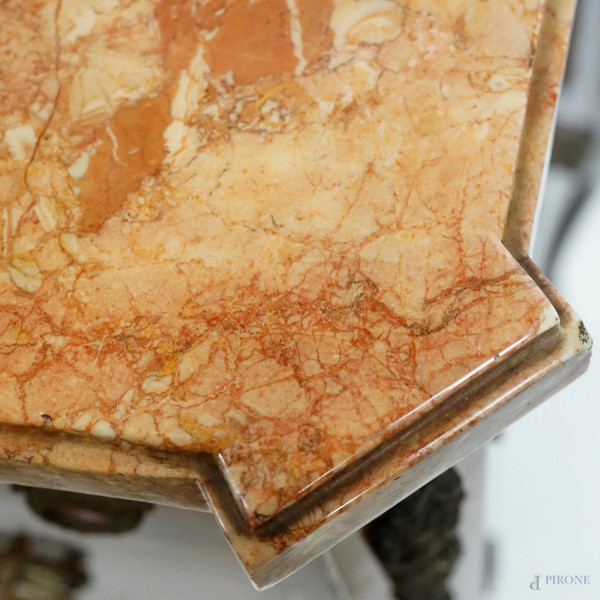 Comò francese intarsiato in varie essenze con piano in marmo rosa e fronte tripartito, inserti de...