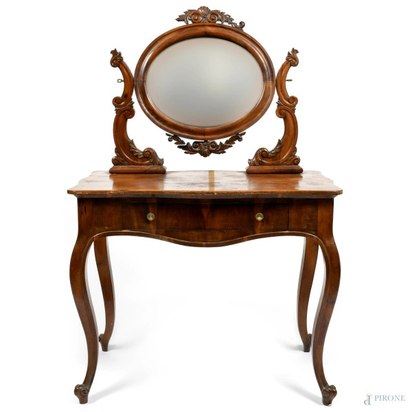 Toletta in noce con fronte mosso a un cassetto, gambe mosse terminanti in piedi ferini, XX secolo, cm 153,5x101x56, (segni di usura, scalfiture, difetti)