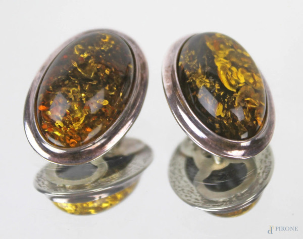 Coppia di orecchini a clips in ambra e metallo argentato