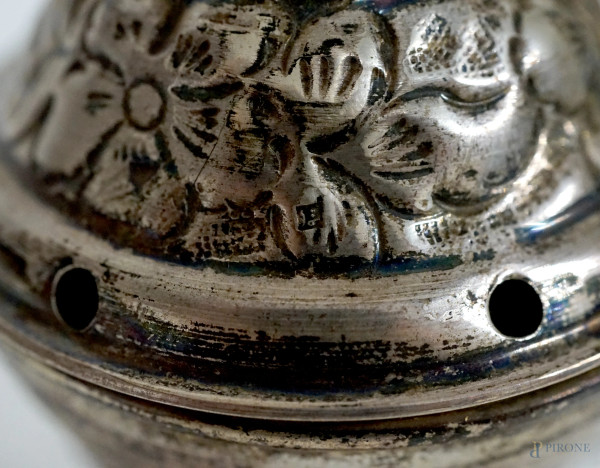 Lotto composto da un incensiere egiziano in argento ed una caffettiera turca in bronzo, h max cm ...