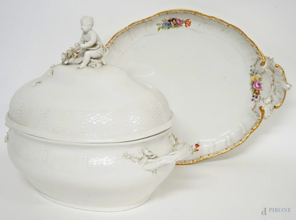 Zuppiera in porcellana bianca e vassoio in porcellana policroma, Berlino, XIX secolo, misure zuppiera cm 30x39x25 circa, (lievissimi difetti)
