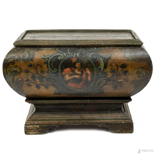 Baule in legno laccato e dipinto a volute e busto di guerriero, XVIII secolo, cm 45x66x36, (segni di usura, scalfiture, cadute di colore, fessurazioni, fori di tarlo, difetti)