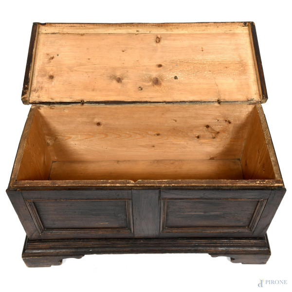 Piccola cassapanca in noce, XIX-XX secolo, cm 44,5x80x37, (segni di usura, scalfiture, fessurazio...