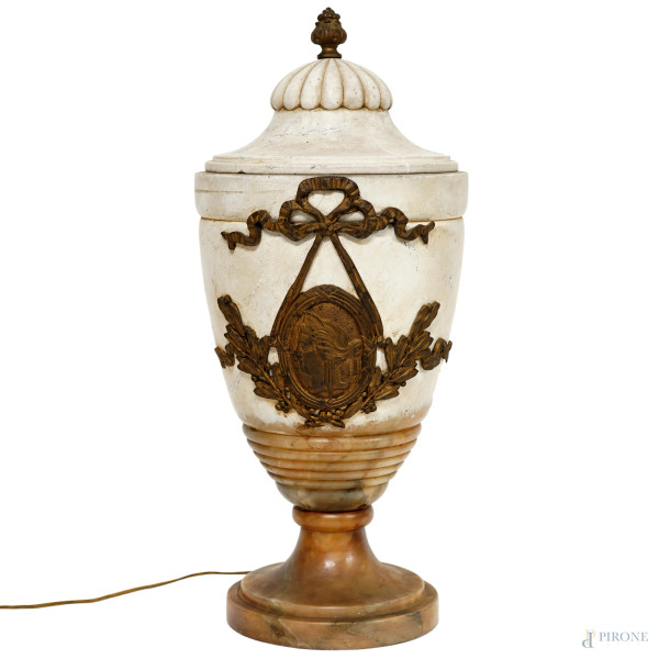 Lampada in alabastro e gesso con applicazioni in metallo dorato, altezza cm 39 (difetti e restauri)