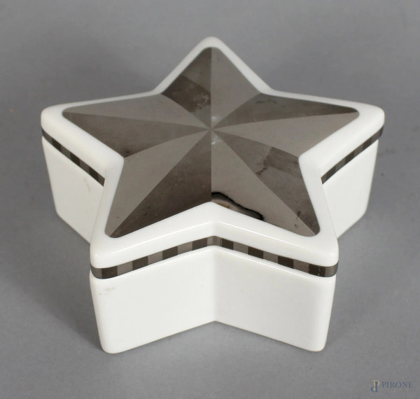 Tifffany, cofanetto in porcellana a forma di stella, particolari argentati, altezza 5,5 cm.