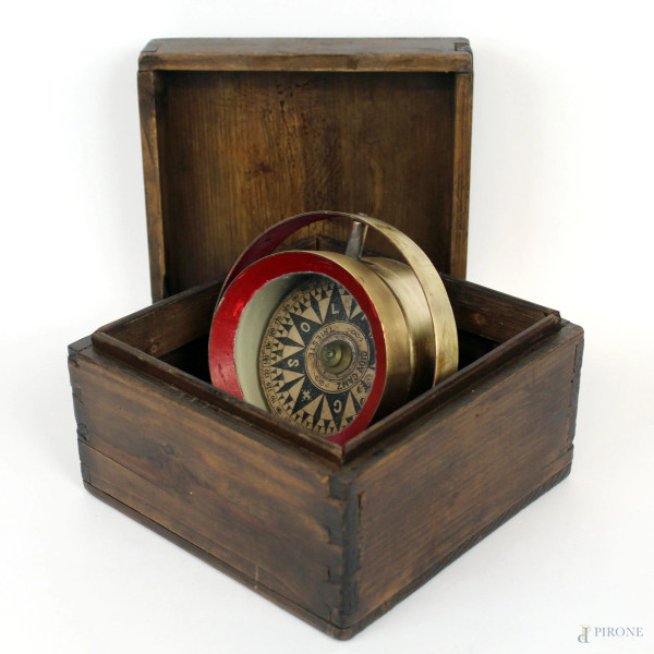 Bussola magnetica in ottone con cassa in legno, manifattura triestina, inizi XX secolo, cm h 12x19x19