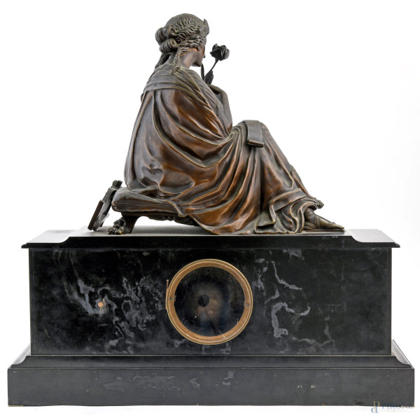 Orologio con base in marmo e scultura apicale di Saffo in bronzo. Quadrante in bronzo dorato con ...