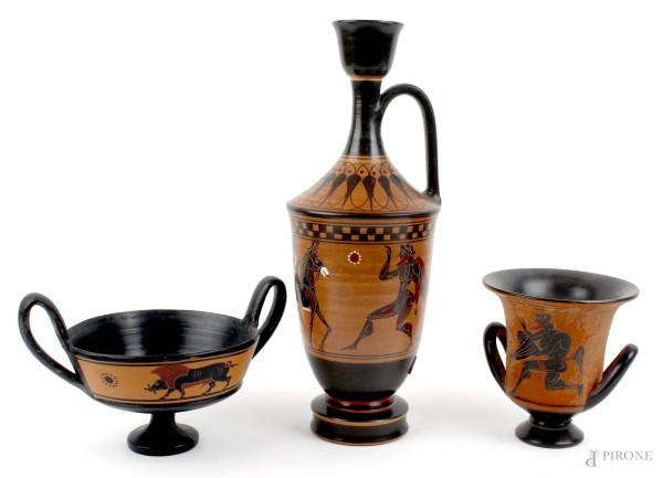 Tre vasetti in stile archeologico del XX secolo, in terracotta a figure nere, altezza max cm. 32.