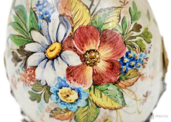 Uovo in maiolica policroma, poggiante su base a foggia di ramo, cm h 22, XX secolo, (difetti)