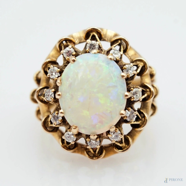Anello in oro 14 Kt con 12 diamanti e un opale centrale cabochon, misura 10, peso gr. 6.6