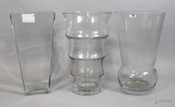 Lotto composto da tre vasi in vetro e cristallo, altezza max. 41 cm.