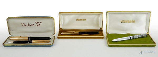 Lotto composto da tre penne stilografiche ed un portamine, marche Pelikan, Parker 51, Waterman, entro custodie