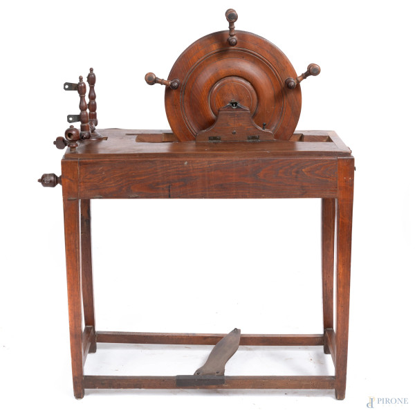 Arcolaio in noce, XIX secolo, cm 110x84x39, (segni di usura, scalfiture, mancanze, difetti)