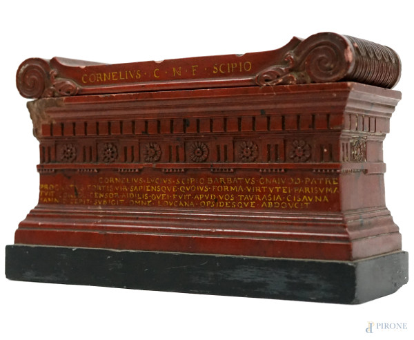 Sarcofago di Scipione Barbato, calamaio in marmo rosso antico, cm h 10,5x17x6, XIX secolo,  (difetti)