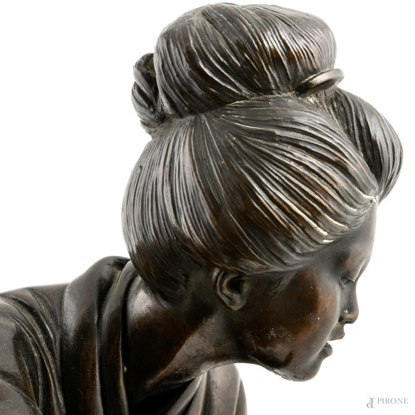 Fanciulla cinese con gatto, XX secolo, scultura in bronzo, altezza cm 63, (lievi segni di usura, ...