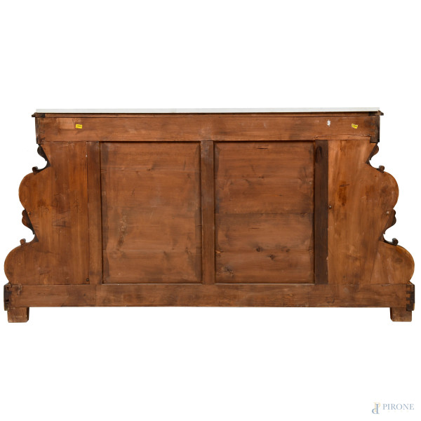 credenza a vetrina in vari legni con piano in marmo, profilo mistilineo, fronte a due sportelli e...