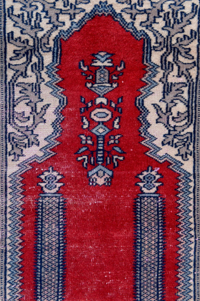 Lotto di 4 tappeti, misure massime cm 161,5x105, (difetti e lacerazioni)