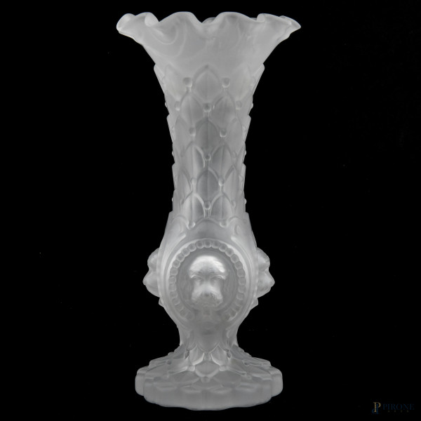 Vaso portafiori in vetro satinato con teste di cani a rilievo, XX secolo, altezza cm 22