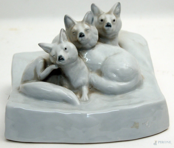 Gruppo in porcellana, raffigurante volpi, H. 10 cm.