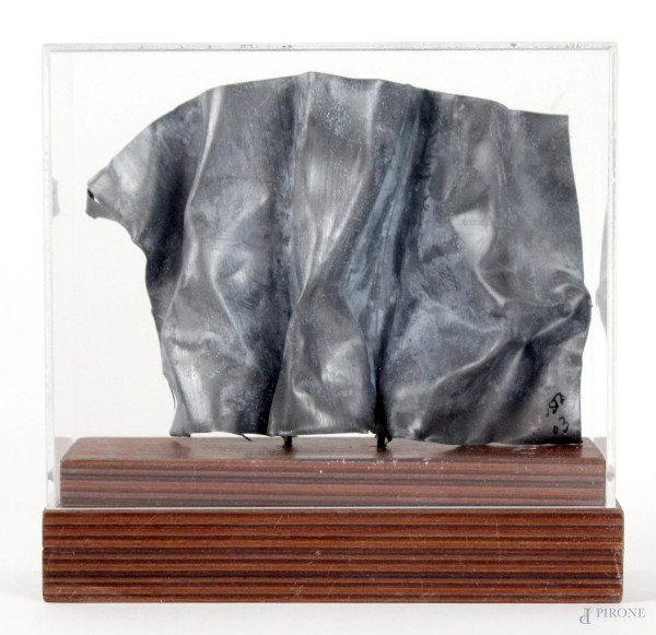 R. Costa, scultura in metallo, entro teca, misure max cm 18,5x19x6,5, XX secolo.