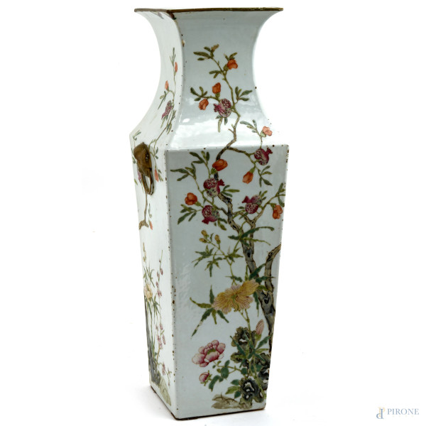Vaso in porcellana smaltata e dipinta a fondo bianco con decorazioni a rami fioriti e melograni, finte prese ai lati, XX secolo, altezza cm 57 , (cadute di smalto e scalfiture)