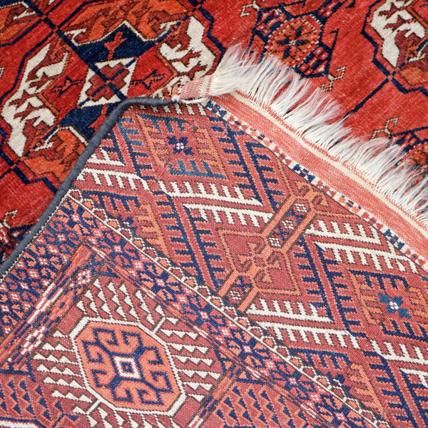 Tappeto orientale con decoro geometrico, cm 226x253, (difetti, mancanze)