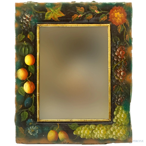 Specchio in legno policromo con decori di frutta e fiori, XX secolo, ingombro cm 58,5x48 (difetti)