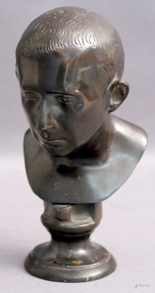 Giulio Cesare, scultura in bronzo poggiante su base in bronzo, primi &#39;900, H 14 cm.