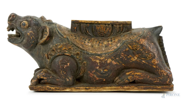 Scultura in legno intagliato a soggetto zoomorfo, cm h 15x33x9,5, Cina, fine XIX secolo, (difetti).