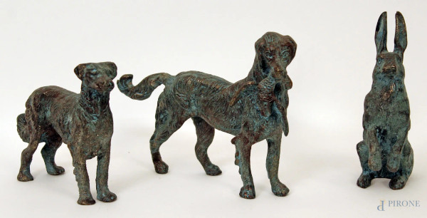 Lotto composto da tre sculture in bronzo brunito raffiguranti due cani ed un coniglio, H massima 17 cm.