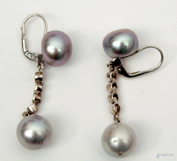 Coppia di orecchini in oro bianco con perle grigie e brillanti, kt. 0,25.