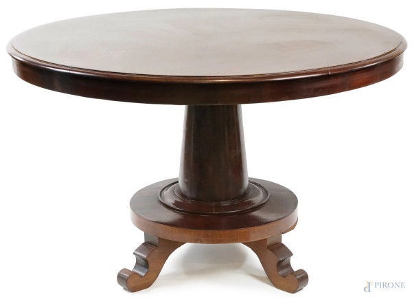 Tavolo tondo in mogano, inizi XX secolo, gamba a colonna poggiante su base circolare e quattro piedi sagomati, cm h 81, diam 134