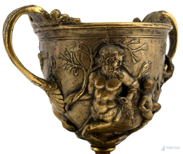 Coppia di coppe in bronzo cesellato con scene mitologiche a rilievo su base in marmo, XX secolo, ...