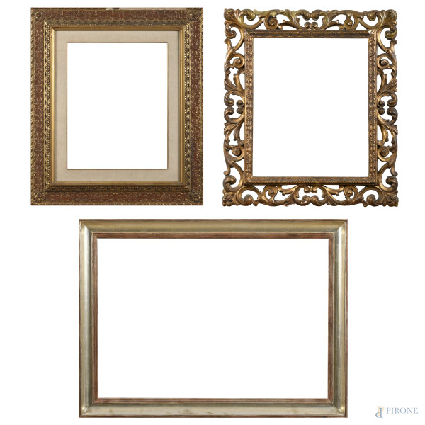 Lotto di tre cornici in legno intagliato e dorato, XX secolo, misure massime cm 82x72; luce cm 57,5x47,5, (segni di usura, difetti, scalfiture, rotture, mancanze)
