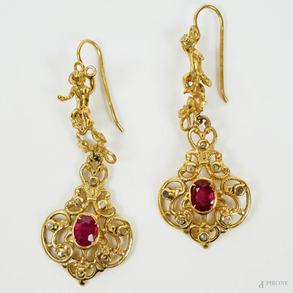 Coppia di orecchini pendenti con putti, rubini e diamanti taglio rosa, gancio in oro 9 kt e corpo in argento, cm 5.5