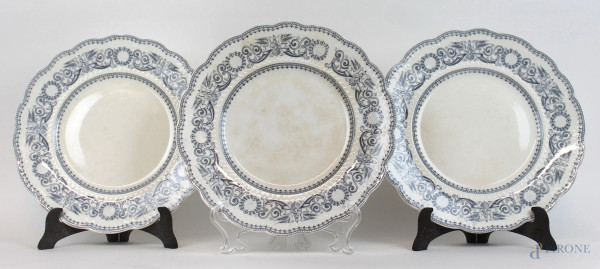 Tre piatti in porcellana inglese, diam. cm 25,5, marcati Ridgways alla base, fine XIX secolo