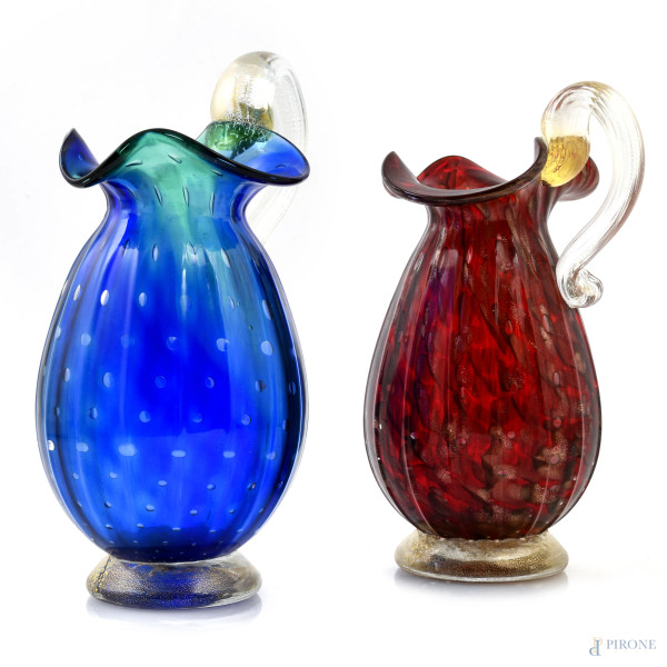 Lotto di due caraffe in vetro, una nei toni del rosso e dell'oro, e una nei toni del blu e del verde, XX secolo, altezza massima cm 24, (lievi segni di usura)