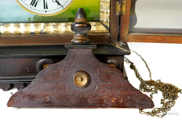 Pendola da muro in legno, decorazione policroma raffigurante una famiglia di pastori con il gregg...